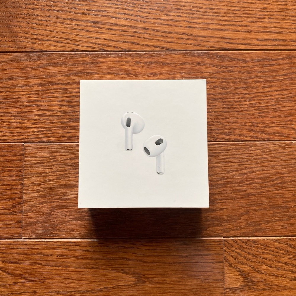 APPLE AirPods (3rd Generation) with Lightning Charging Case